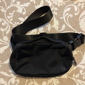 Lululemon everywhere belt bag